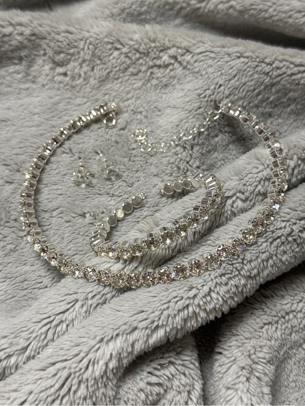 Elegant Costume Jewelry Set – Necklace, Bracelet & Stud Earrings ✨